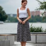 Біла міді спідниця з принтом та декоративним поясом